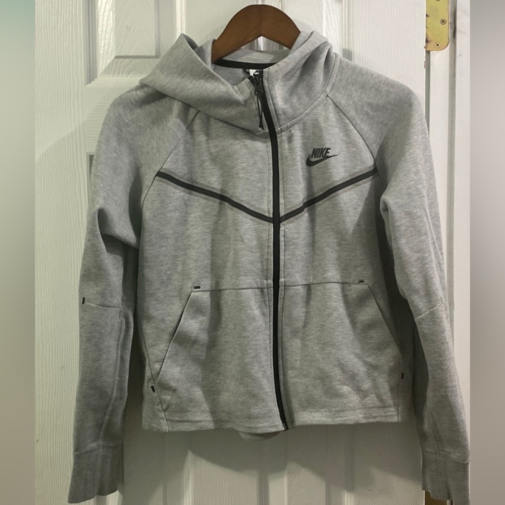 Nike Women’s Cropped Grey Tech